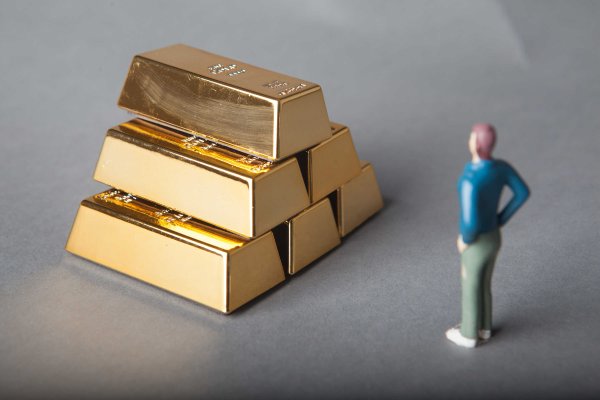 粤有钱配资 国内多家金店足金饰品价格再度突破千元